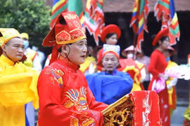 Cụ chủ tế đọc Chúc văn tại Lễ giỗ Đức Quốc Tổ Lạc Long Quân. (Ảnh: Trung Kiên/TTXVN) 