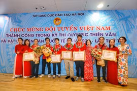 Đoàn học sinh Việt Nam đoạt giải Olympic Thiên văn và Vật lý Thiên văn Quốc tế lần thứ 16 cùng các thầy cô tại lễ đón. (Ảnh: Tuấn Đức/TTXVN) 