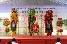 Tiết mục nghệ thuật khai mạc Lễ hội Kỳ Yên Thượng Điền Đình Bình Thủy năm 2023. (Ảnh: Trung Kiên/TTXVN) 