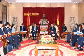 Bí thư Thành ủy Đà Nẵng tiếp Bí thư Khu ủy Khu tự trị dân tộc Choang Quảng Tây, Trung Quốc. (Ảnh: Trần Lê Lâm/TTXVN)