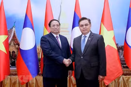 Thủ tướng Phạm Minh Chính hội kiến Chủ tịch Quốc hội Lào Saysomphone Phomvihan. (Ảnh: Dương Giang/TTXVN) 