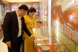 Đại biểu tham quan khu trưng bày hiện vật. (Ảnh: Đồng Thúy/TTXVN)