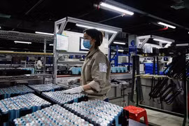 Trung Quốc đã trở thành nhà sản xuất hàng đầu về pin cho xe điện. (Nguồn: Reuters) 