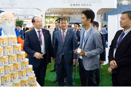 Với quy mô lớn và thiết kế độc đáo, gian hàng của Vinamilk nổi bật và thu hút chỉ tập trung vào một dòng sản phẩm duy nhất là sữa đặc Ông Thọ. (Nguồn: Vietnam+) 