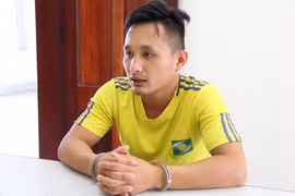 Đối tượng Lô Văn Tuấn tại cơ quan công an. (Ảnh: TTXVN phát)
