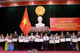 Trao tặng Bằng khen của Chủ tịch Ủy ban Nhân dân tỉnh Hòa Bình cho 68 tập thể, cá nhân điển hình tiên tiến tiêu biểu được tôn vinh. (Ảnh: Thanh Hải/TTXVN)