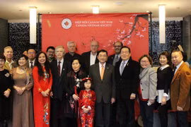 Đại sứ Việt Nam tại Canada Phạm Cao Phong và Thượng nghị sỹ Victor Oh chụp ảnh cùng bà con cộng đồng người Việt và bạn bè Canada. (Ảnh: Trung Dũng/TTXVN) 