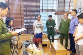 Cơ quan Cảnh sát điều tra Công an tỉnh Bắc Giang thực hiện các thủ tục tố tụng đối với bị can Hoàng Văn Quý (đứng ngoài cùng bên phải). (Nguồn: Báo Bắc Giang)