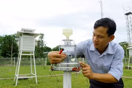 Nhân viên của Đài Khí tượng Thủy văn khu vực Bắc Trung Bộ duy tu, bảo dưỡng các trang thiết bị để đảm bảo thông tin về thời tiết thông suốt trong mùa mưa bão. (Ảnh: Thế Duyệt/TTXVN)