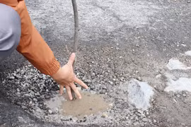 Tuyến Quốc lộ 1 qua địa bàn phường Phổ Thạnh, thị xã Đức Phổ, tỉnh Quảng Ngãi xuất hiện nhiều ổ gà còn đọng nước gây nguy cơ mất an toàn giao thông. (Ảnh: Phạm Cường/TTXVN)