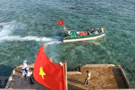 Xuồng tuần tra trên đảo Đá Thị. (Ảnh: Sỹ Tuyên/TTXVN) 
