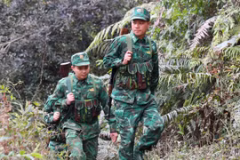 Cán bộ, chiến sỹ Đội phòng, chống ma túy Đồn biên phòng Chiềng On (Biên phòng Sơn La) trên đường tuần tra biên giới. (Ảnh: Trọng Đức/TTXVN)
