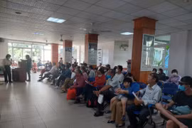 Bệnh nhân đến thăm khám bệnh đau mắt đỏ tại Bệnh viện Mắt thành phố Đà Nẵng tăng đột biến. (Ảnh: Văn Dũng/TTXVN)