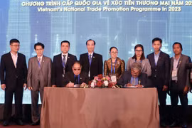 Hiệp hội Điều Việt Nam ký kết biên bản hợp tác cung ứng nguyên liệu với Hiệp hội Điều Campuchia tại hội nghị. (Ảnh: Xuân Anh/TTXVN)