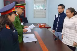 Đối tượng Trịnh Ngọc Tuấn (thứ 2 từ phải sang) tại Cơ quan Công an. (Ảnh: Công an tỉnh Thanh Hoá) 