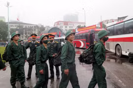 Thanh niên thành phố Thái Nguyên lên đường nhập ngũ. (Ảnh: Quân Trang/TTXVN)