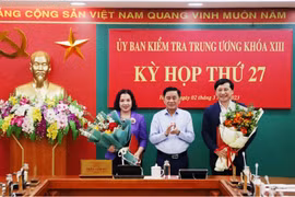 Ông Trần Cẩm Tú, Ủy viên Bộ Chính trị, Bí thư Trung ương Đảng, Chủ nhiệm Ủy ban Kiểm tra Trung ương trao quyết định và tặng hoa chúc mừng hai đồng chí Trần Thị Hiền và Hoàng Trọng Hưng,vừa được Bộ Chính trị chuẩn y Phó Chủ nhiệm Ủy ban Kiểm tra Trung ươn