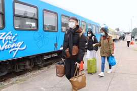 Trang trí lại các toa tàu là một trong những hoạt động tiếp nối của ngành du lịch Hải Phòng phối hợp với ngành đường sắt để quảng bá về du lịch, đặc biệt là chương trình tour ẩm thực - Foodtour. (Ảnh: Minh Thu/TTXVN)