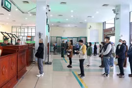 Những du khách, cư dân biên giới làm thủ tục nhập cảnh tại Cửa khẩu đường bộ quốc tế Lào Cai. (Ảnh: Quốc Khánh/TTXVN)