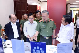Đại tướng Tô Lâm, Bộ trưởng Bộ Công an và các đại biểu tham quan Triển lãm Chuyển đổi Số trong Công an Nhân dân lần thứ 2 năm 2023. (Ảnh: Phạm Kiên/TTXVN)