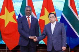 Thủ tướng Phạm Minh Chính tiếp Phó Tổng thống Cộng hòa Nam Phi Paul Mashatile. (Ảnh: Dương Giang/TTXVN)