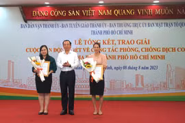 Ủy viên Bộ Chính trị, Bí thư Thành ủy Thành phố Hồ Chí Minh Nguyễn Văn Nên trao giải Nhất cá nhân cho 2 tác giả. (Ảnh: Thu Hoài/TTXVN)