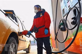 Bơm xăng cho các phương tiện tại một cây xăng ở tỉnh Giang Tô, Trung Quốc. (Nguồn: AFP/TTXVN)