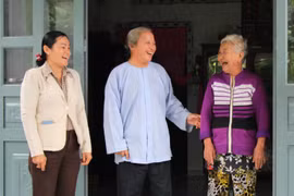 Ông Nguyễn Hoàng Khởi, Trưởng Ban đại diện Phật Giáo Hòa Hảo tỉnh Hậu Giang động viên hoàn cảnh neo đơn trên địa bàn xã Vị Thắng, huyện Vị Thủy. (Ảnh: Nguyễn Hằng/TTXVN)