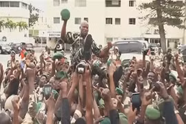 (Hình ảnh chụp qua video) Tư lệnh Lực lượng Vệ binh Cộng hòa Gabon, Tướng Brice Oligui Nguema (giữa). (Ảnh: AFP/TTXVN) 