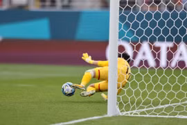 Thủ môn Kim Thanh cản phá thành công quả sút phạt 11m của tuyển thủ Mỹ Alex Morganở phút 44. (Ảnh: TTXVN phát)