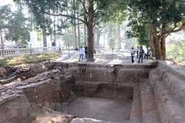 Hố khai quật tại sân Chùa Linh Sơn Cổ Tự - khu Di tích Quốc gia Đặc biệt Óc Eo-Ba Thê tại huyện Thoại Sơn, tỉnh An Giang. (Ảnh: Công Mạo/TTXVN) 