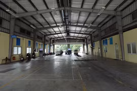 Cảnh vắng vẻ tại Trung tâm đăng kiểm 29-17D. (Ảnh: Tuấn Anh/TTXVN) 