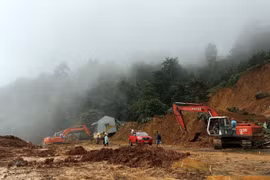 Hiện trường vụ sạt lở trên đèo Bảo Lộc sáng 31/7 vẫn còn ngổn ngang. (Ảnh: TTXVN phát)