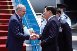 Bộ trưởng, Chủ nhiệm Văn phòng Chính phủ Trần Văn Sơn đón Thủ tướng Australia Anthony Albanese tại sân bay quốc tế Nội Bài. (Ảnh: Phạm Kiên/TTXVN)