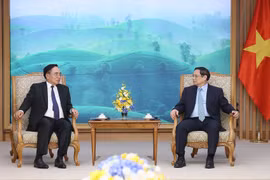 Thủ tướng Phạm Minh Chính tiếp Bộ trưởng Kế hoạch và Đầu tư Lào Khamchen Vongphosy. (Ảnh: Dương Giang/TTXVN)