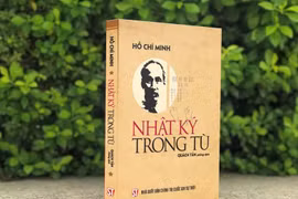 Cuốn Nhật ký trong tù bản phỏng dịch của nhà thơ Quách Tấn. (Nguồn: Nhà Xuất bản Chính trị Quốc gia Sự thật) 