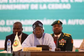 Chủ tịch luân phiên Cộng đồng Kinh tế Tây Phi (ECOWAS), Tổng thống Nigeria Bola Ahmed Tinubu phát biểu tại phiên họp lãnh đạo các quốc gia thành viên ECOWAS về tình hình Niger tại Abuja, ngày 30/7/2023. (Nguồn: AFP/TTXVN)