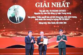Đại tướng Phan Văn Giang, Ủy viên Bộ Chính trị, Bộ trưởng Bộ Quốc phòng và ông Nguyễn Xuân Thắng, Ủy viên Bộ Chính trị, Giám đốc Học viện Chính trị quốc gia Hồ Chí Minh, Chủ tịch Hội đồng Lý luận Trung ương trao giải Nhất cho Giáo sư, tiến sỹ Hoàng Chí Bả