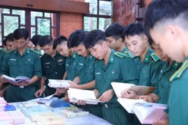 Học viên Học viện Biên phòng tìm hiểu về cuốn sách. (Ảnh: Văn Điệp/TTXVN) 
