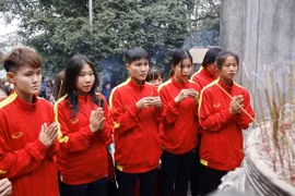 Các cầu thủ Đội tuyển Bóng đá nữ U20 Việt Nam dâng hương tưởng niệm các Vua Hùng tại Đền Thượng. (Ảnh: Trung Kiên/TTXVN) 