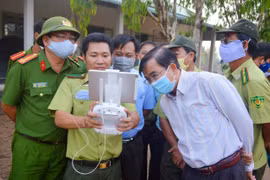 Lực lượng kiểm lâm An Giang sử dụng thiết bị flycam kiểm tra các khu vực có nguy cơ xảy ra cháy rừng. (Ảnh: TTXVN phát)