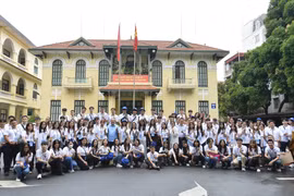 Phó Chủ tịch Ủy ban Trung ương Mặt trận Tổ quốc Việt Nam Hoàng Công Thủy cùng Đoàn đại biểu kiều bào trẻ tham dự Trại hè Việt Nam 2023. (Ảnh: Minh Đức/TTXVN)