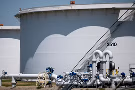 Bể chứa dầu thô tại kho dự trữ ở Cushing, Oklahoma, Mỹ. (Ảnh: AFP/TTXVN)a