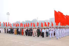 Ban Tuyên giáo Trung ương tổ chức Lễ báo công dâng Bác và vào Lăng viếng Chủ tịch Hồ Chí Minh cho Đoàn đại biểu các điển hình tiêu biểu toàn quốc trong học tập và làm theo tư tưởng, đạo đức, phong cách Hồ Chí Minh năm 2023. (Ảnh: Phương Hoa/TTXVN) 