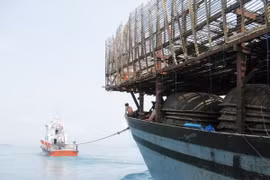 Một tàu cá bị nạn được lai dắt vào cảng Nha Trang. (Ảnh: Tiên Minh/TTXVN)