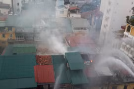 Một vụ cháy lớn xảy ra tại khu tập thể cũ phố Trần Quốc Toản, quận Hoàn Kiếm, Hà Nội. ​(Ảnh: Võ Phương/Vietnam+)