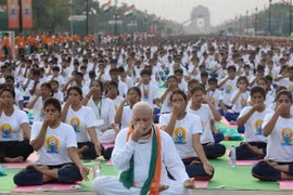 Thủ tướng Ấn Độ Narendra Modi (giữa) tham gia trình diễn Yoga tại New Delhi trong Ngày Quốc tế Yoga. (Nguồn: AFP/TTXVN)
