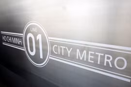 Logo đầu máy toa xe tuyến metro số 1. (Ảnh: Hoàng Hải/TTXVN)