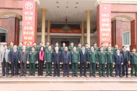 Tổng Bí thư Nguyễn Phú Trọng, Bí thư Quân uỷ Trung ương và các đại biểu với cán bộ, chiến sĩ Bộ Tư lệnh Thủ đô Hà Nội. (Ảnh: Trí Dũng​/TTXVN)