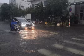 Chiều và tối 21/7, các khu vực trên cả nước có mưa rào và rải rác có dông. (Ảnh: Văn Dũng/TTXVN)